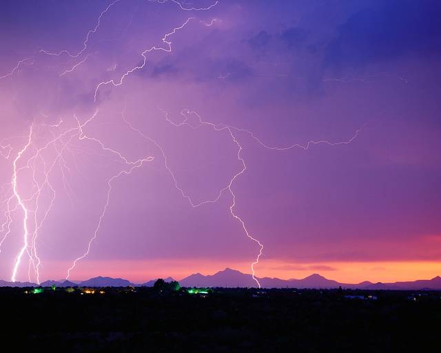 why are dogs afraid of lightning